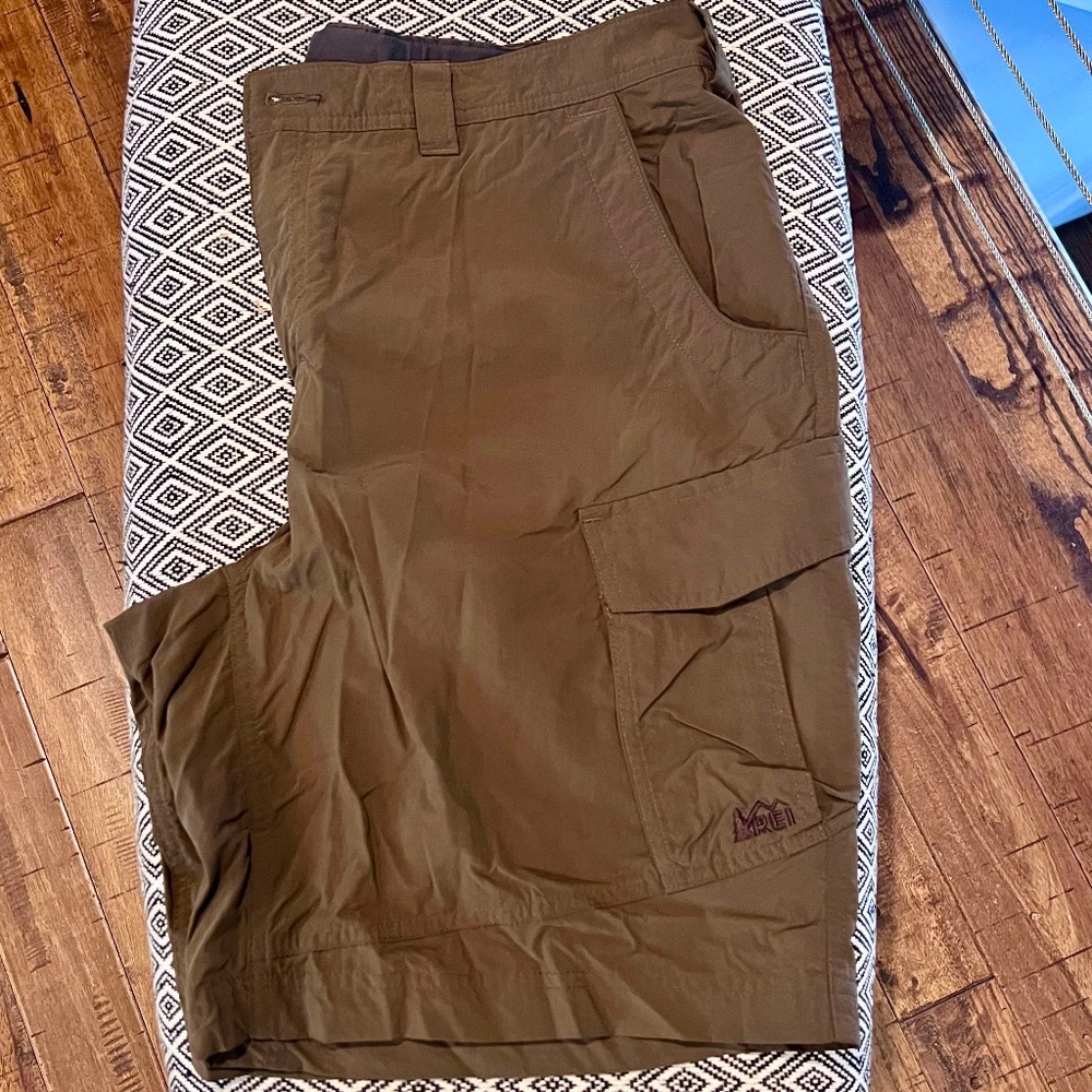 EUC ~ REI Men's Sahara Cargo Shorts Brown